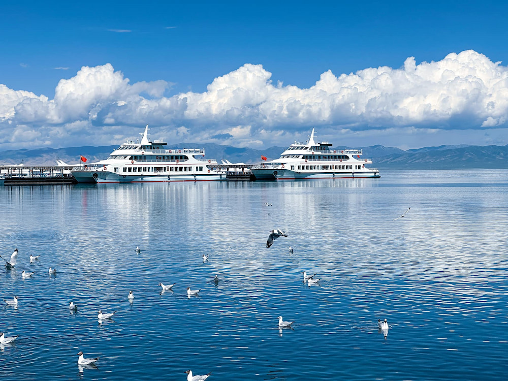 Hồ Thanh Hải nổi tiếng với mặt nước trong veo phản chiếu bầu trời xanh biếc tạo nên bức tranh phong cảnh tuyệt đẹp