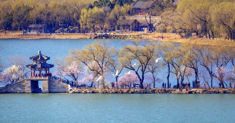 Ngự Hoa Viên nằm ở cuối trục chính Tử Cấm Thành, nổi bật với cảnh quan sân vườn, đá tảng và kiến trúc cổ