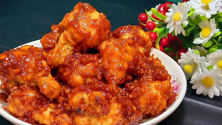 Gà chiên vỏ ngoài giòn rụm quyện nước sốt đậm đà, hấp dẫn