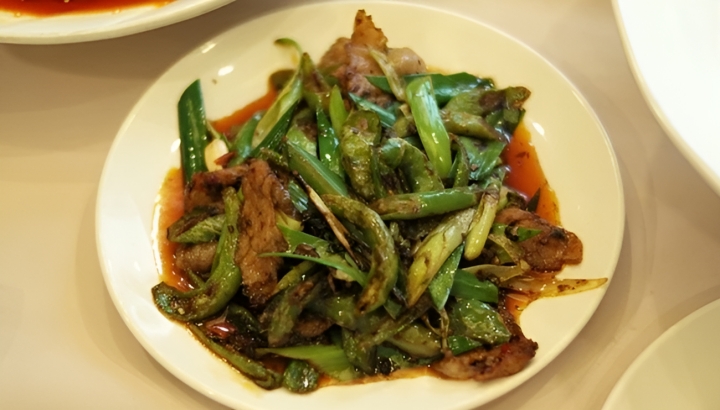 Hồi Oa Nhục mang hương vị cay nồng, đậm đà, thích hợp ăn cùng cơm trắng