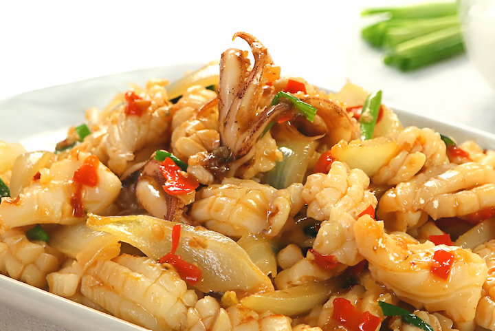 Mực xào Tứ Xuyên được làm từ mực, quyện cùng nước sốt cay kích thích vị giác