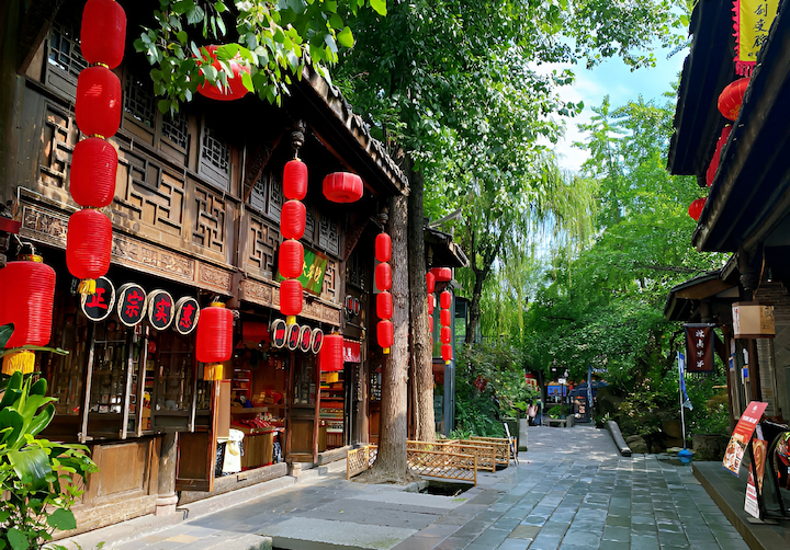 Phố Cẩm Lý thu hút du khách với những ngôi nhà mang lối kiến trúc cổ kính