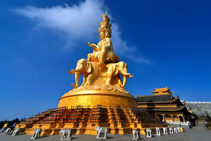 Bức tượng đặt trên núi Nga Mi được làm bằng vàng, nặng 600 tấn