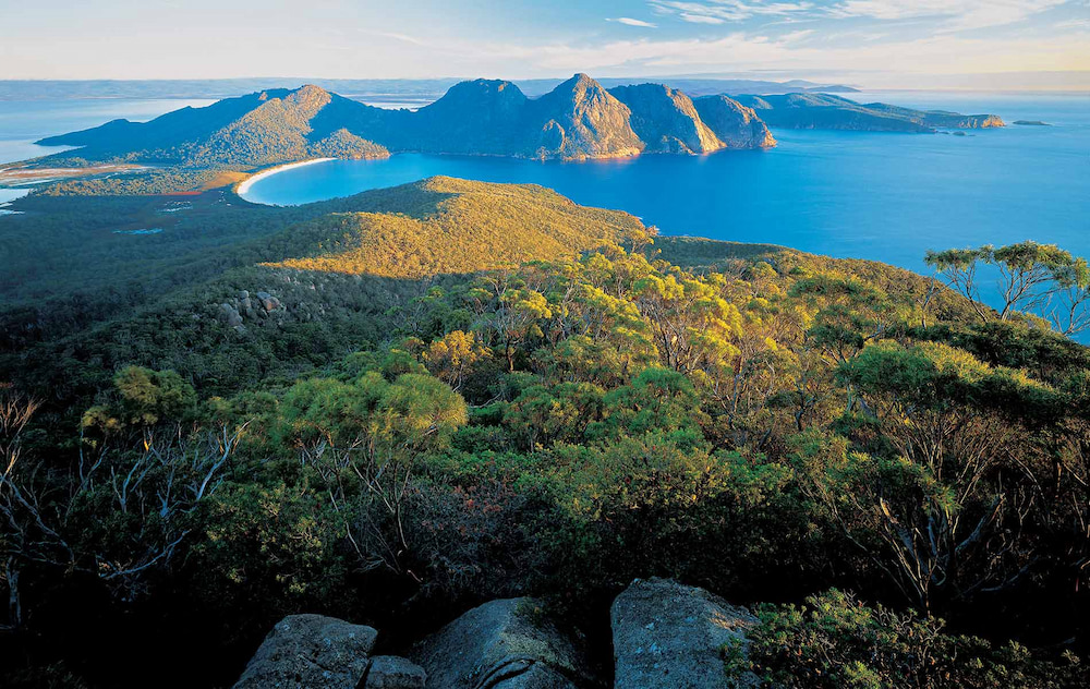 Tasmania nổi bật với thiên nhiên hoang sơ xen lẫn những dãy núi hùng vĩ và biển xanh tĩnh lặng