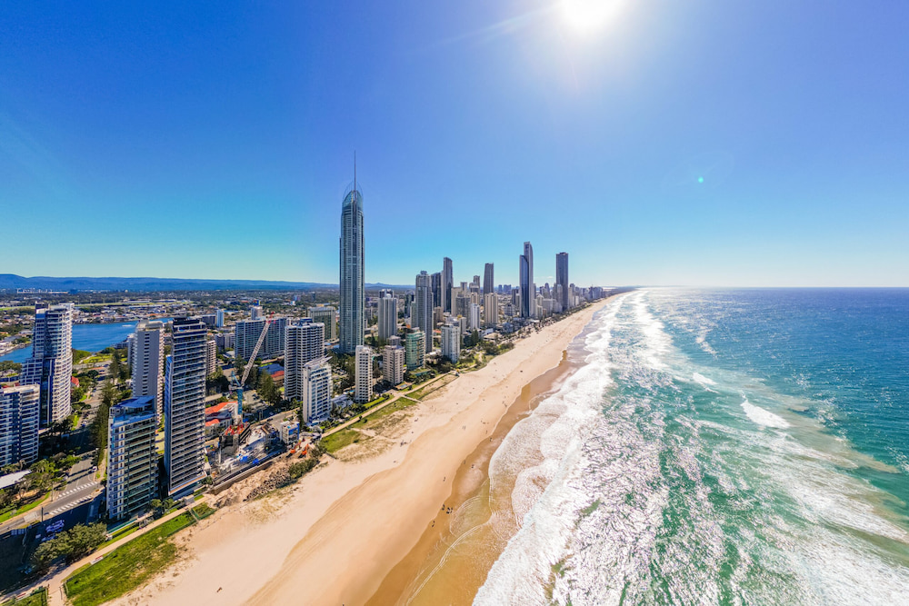 Biển Gold Coast thu hút khách du lịch bởi các hoạt động thú vị như lướt sóng, tắm biển