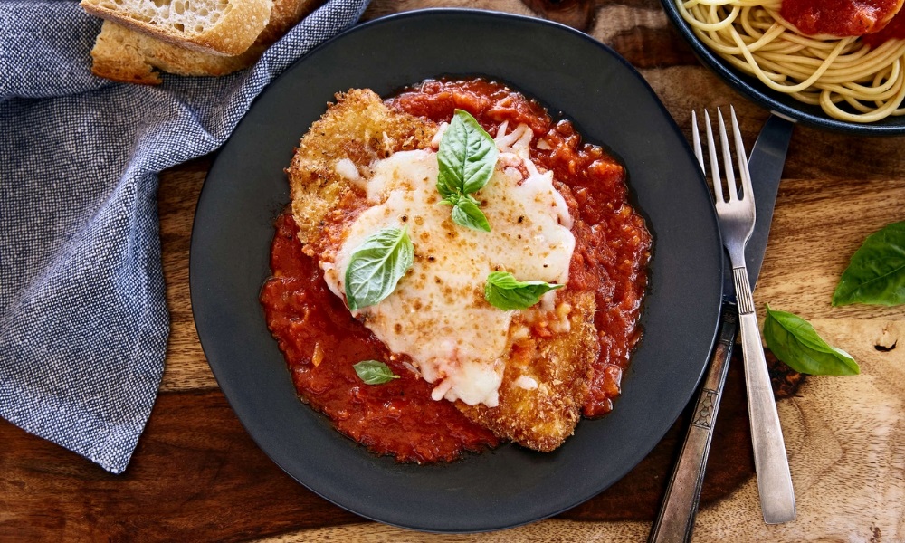 Gà Parmigiana là món pub yêu thích của người Úc