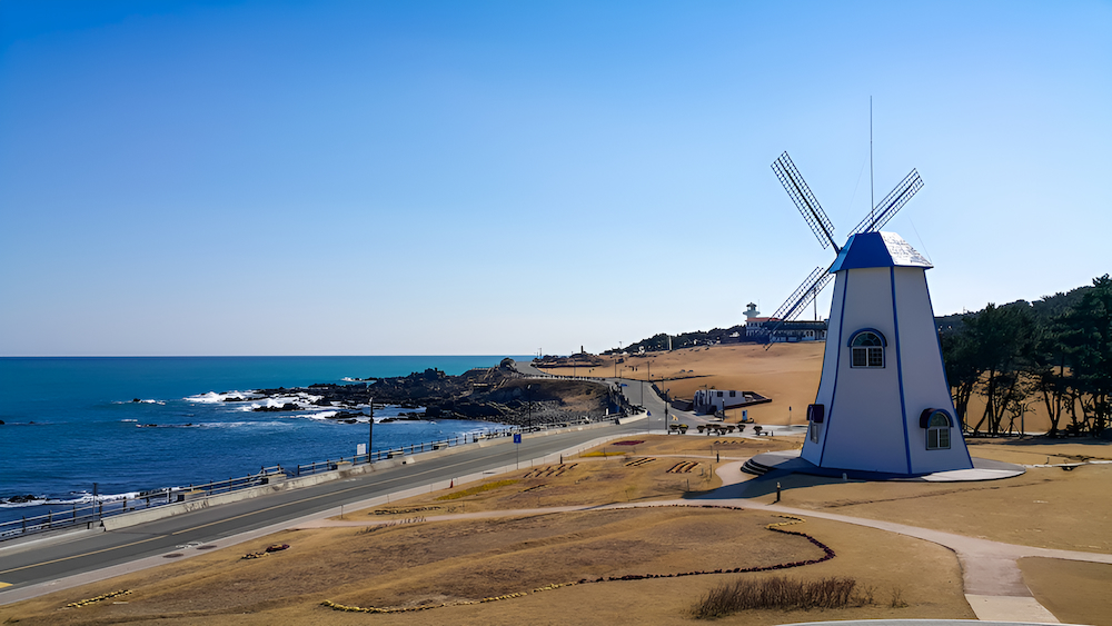 Mũi Ganjeolgot là điểm ngắm bình minh thu hút đông đảo du khách ghé thăm