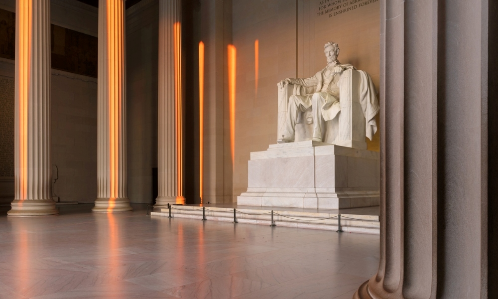 Tượng Abraham Lincoln uy nghi giữa 36 cột đá cẩm thạch