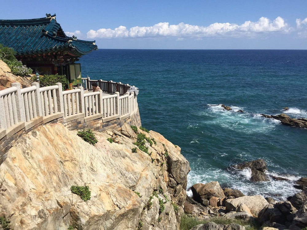 Bạn có thể ghé thăm Yangyang vào mùa hè để chiêm ngưỡng những bãi biển xanh ngắt