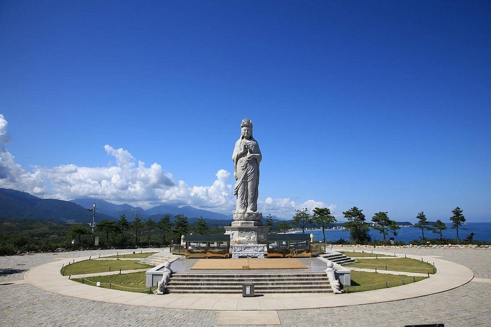 Tượng Quan Thế Âm cao 16 mét tại đền Naksansa