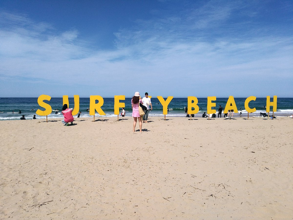 Surfyy Beach thu hút khách du lịch bởii cảnh quan tự nhiên và không gian ngoài trời sôi động