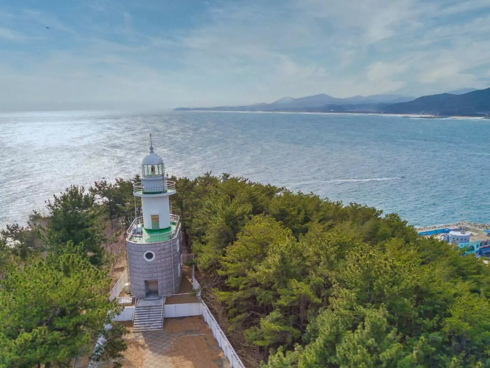 Đến Yangyang bạn đừng quên ghé thăm bãi Hajodae và ngọn Hải đăng Hajodae