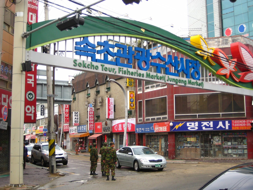 Đừng quên ghé thăm chợ truyền thống Yangyang để thưởng thức các món đặc sản địa phương