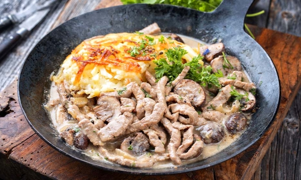 Zurcher Geschnetzeltes là món chính “quốc dân” của Zurich, thường ăn kèm với Rosti giòn rụm