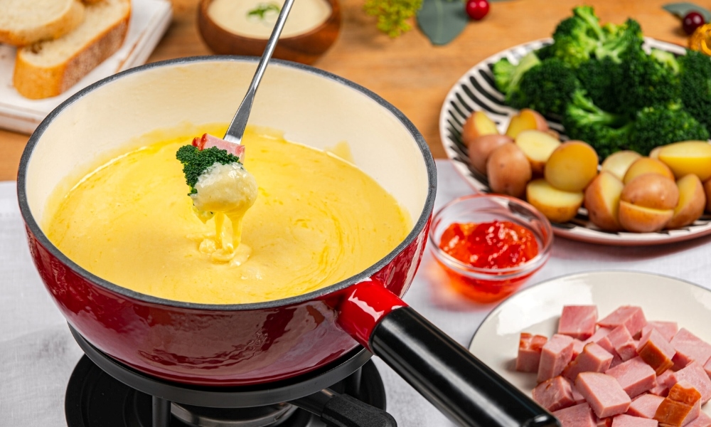 Cheese Fondue là món ăn biểu tượng của mùa đông Thụy Sĩ