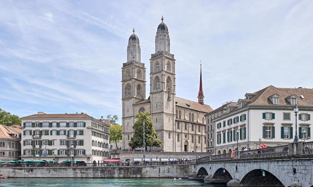 Grossmunster là nhà thờ biểu tượng của Zurich với hai tháp đá đặc trưng