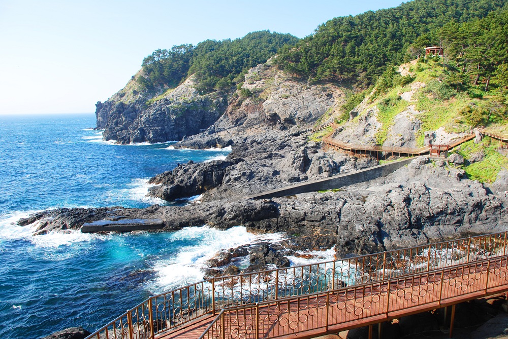 Đảo Ulleungdo hoang sơ với địa hình núi đá, bờ biển cắt xẻ và những con đường mòn tuyệt đẹp