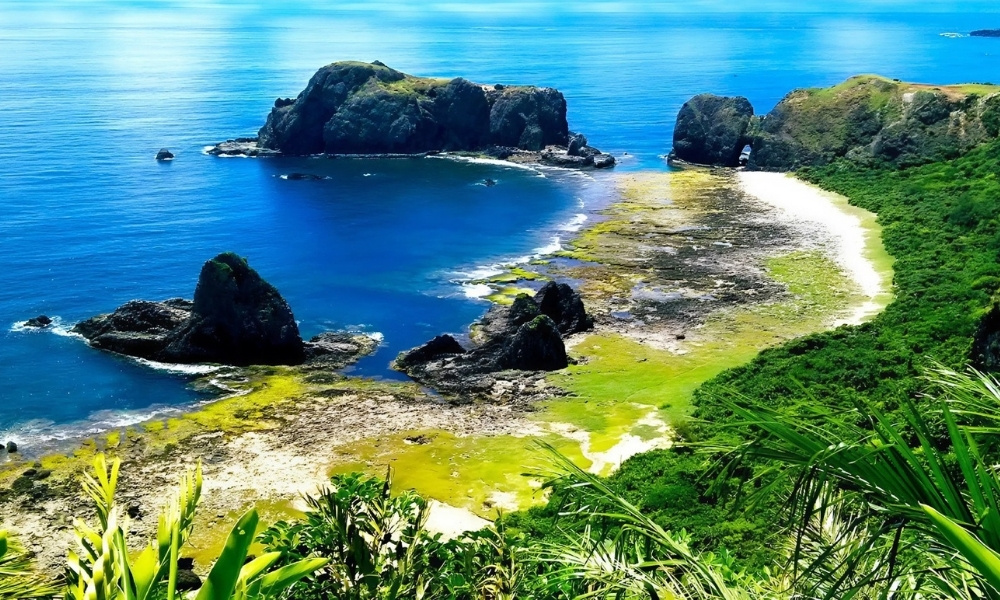 Lục Đảo ngập sắc xanh của biển trời, cây cối và lớp rong rêu trải dài theo bờ đá, tạo nên khung cảnh nguyên sơ