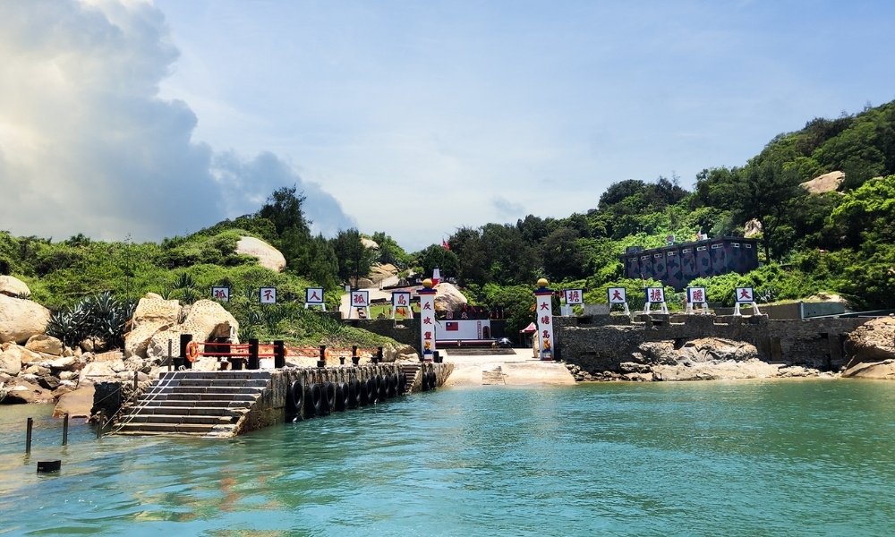 Làng cổ trên đảo Mã Tổ vẫn lưu giữ kiến trúc đá đặc trưng và vẻ đẹp yên bình bên bờ biển.