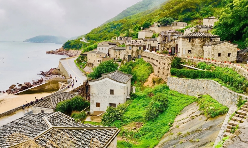 Cảng Đông Dẫn trên đảo Mã Tổ, với khẩu hiệu nổi bật và khung cảnh xanh mướt mang đậm dấu ấn quân sự