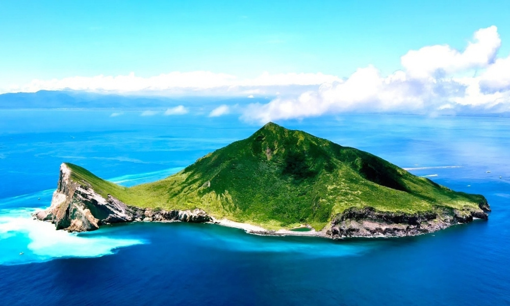 Đảo Quy Sơn nổi bật với dáng rùa đá và biển xanh ngọc