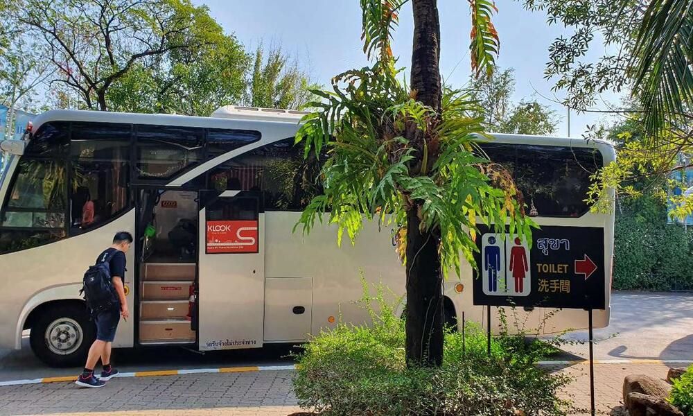 Xe buýt đưa đón theo dịch vụ đặt trước gần như là lựa chọn tốt nhất cho hầu hết du khách đến Safari World