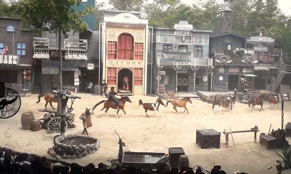 Màn trình diễn Cowboy đem lại bầu không khí sôi động với nhiều pha hành động gay cấn, khiến khán giả không thể rời mắt