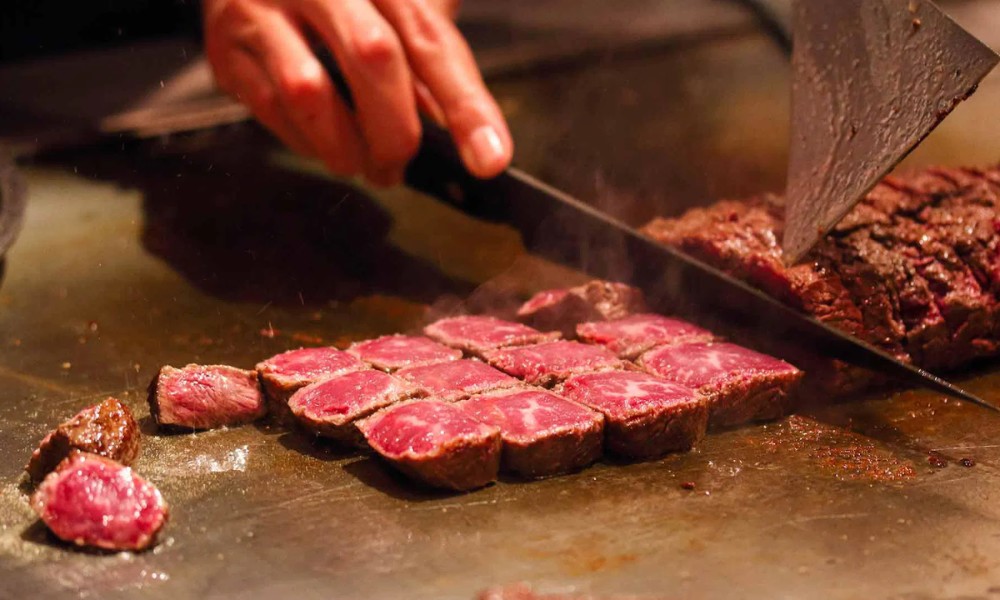 Trải nghiệm món thịt bò Kobe trứ danh được nướng nóng hổi ngay tại bàn