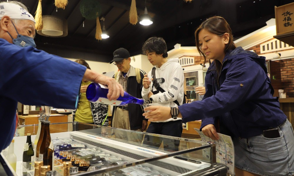Thưởng thức sake trực tiếp tại nhà máy