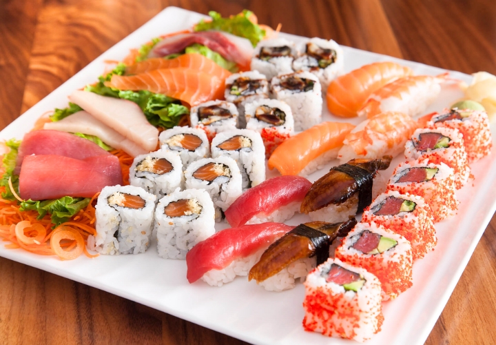 Dù phổ biến trên khắp thế giới, bạn vẫn nên thử sushi và sashimi khi đến xứ xở Hoa Anh Đào để cảm nhận hương vị nguyên bản