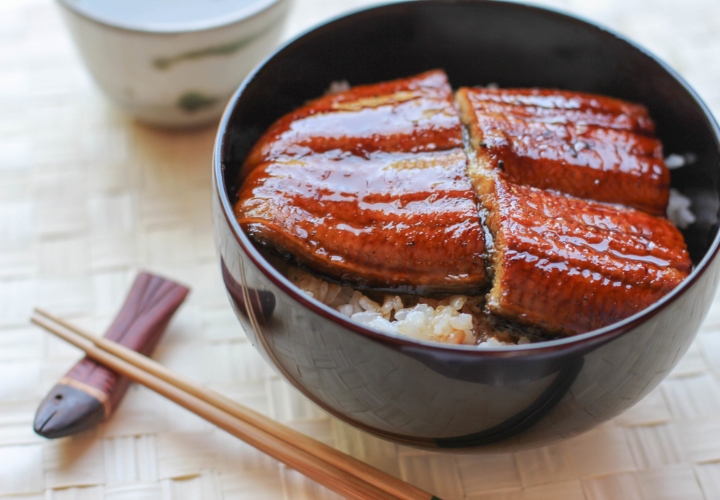 Sốt teriyaki tạo nên hương vị lươn nướng đặc trưng của Nhật Bản