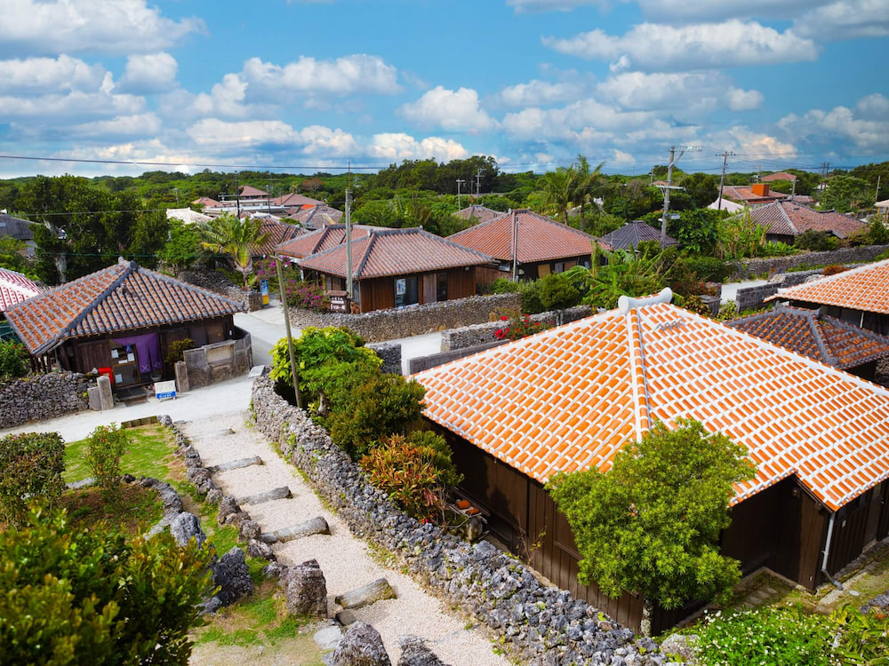 Làng Ryukyu Mura tái hiện sống động không gian xưa với những ngôi nhà mái ngói đỏ truyền thống