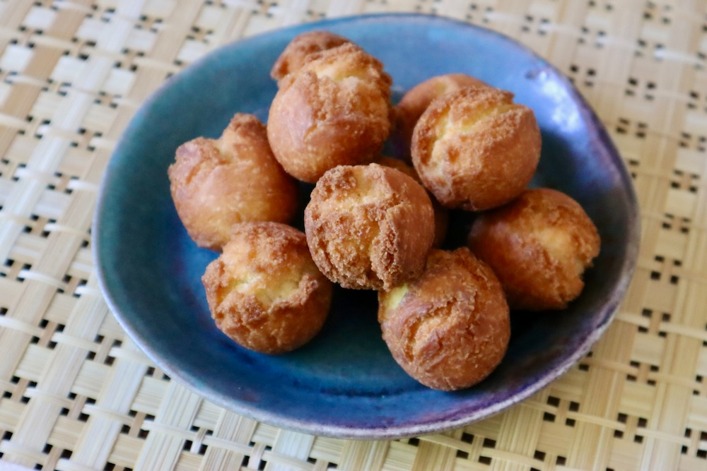 Bánh rán Sata Andagi với lớp vỏ giòn rụm, bên trong mềm mịn và không quá ngọt