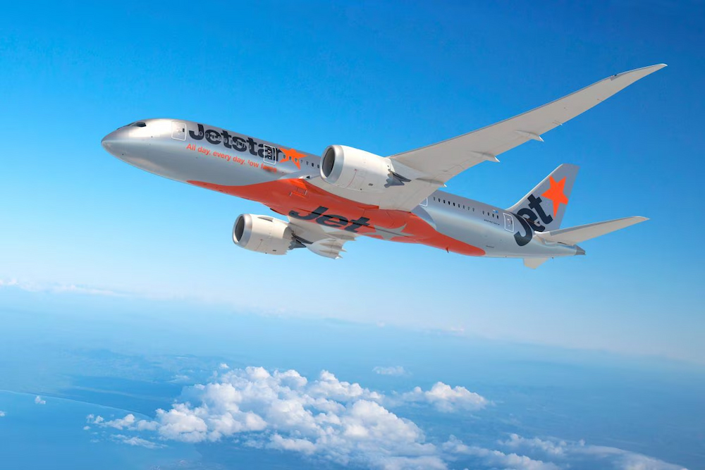 Máy bay là phương tiện phổ biến nhất để di chuyển đến Okinawa