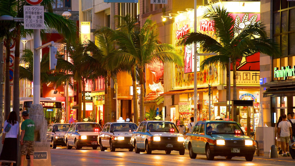 Kokusai-dori nhộn nhịp sắc màu suốt cả ngày lẫn đêm thu hút mọi du khách