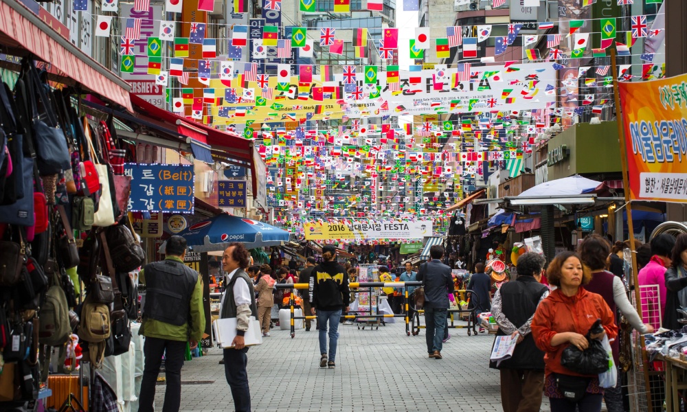 Dongdaemun nhộn nhịp cả ngày lẫn đêm, lý tưởng để săn đồ thời trang giá tốt