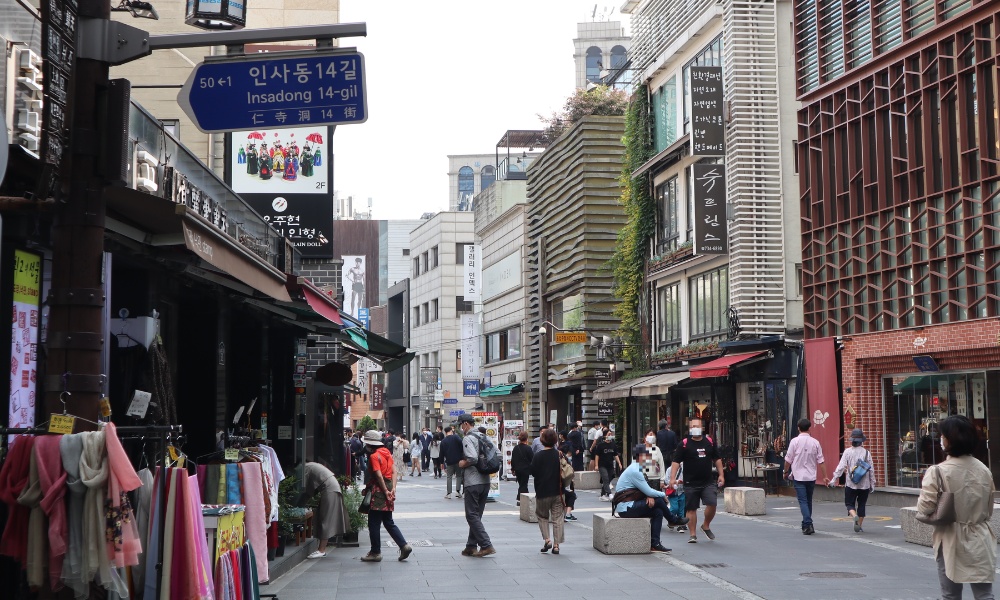 Không gian đi bộ tại khu phố mua sắm Insadong vô cùng sôi động