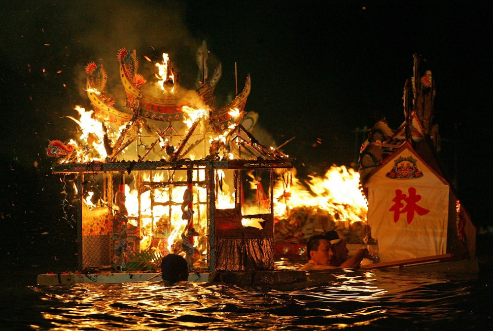 Lễ hội ma là dịp người sống bày tỏ lòng hiếu kính, cúng dường tổ tiên