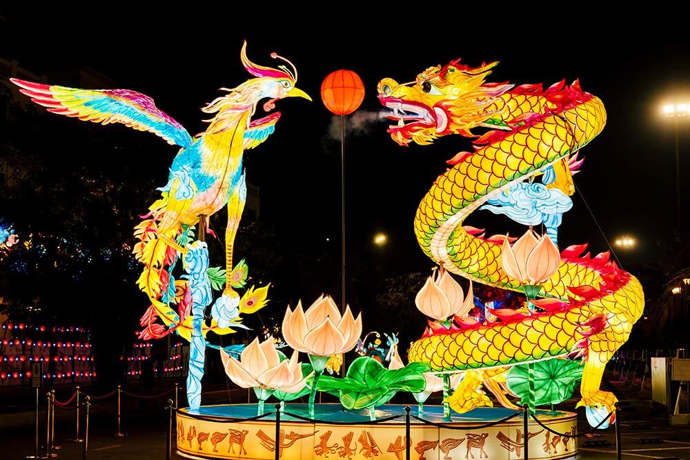 Biểu tượng linh vật năm mới được tái hiện bằng đèn lồng hoành tráng, thu hút hàng ngàn lượt khách ghé thăm.