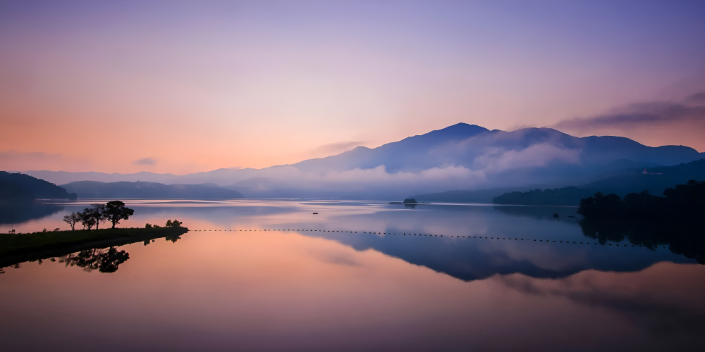 Mặt nước hồ Nhật Nguyệt bồng bềnh phản chiếu ánh sáng dịu nhẹ lúc bình minh