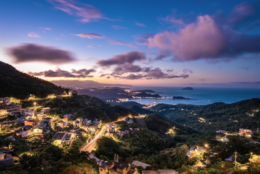 Góc nhìn từ đỉnh núi Keelung về phía làng Jiufen lúc bình minh – sự kết hợp giữa thiên nhiên và lịch sử