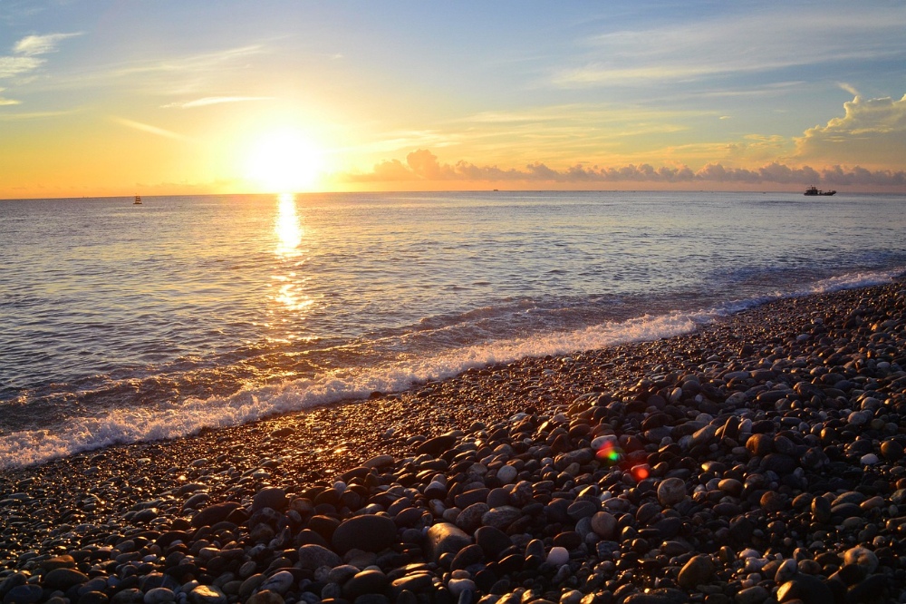 Qixingtan với đường bờ biển cong mềm, bình minh hiện lên qua làn sương mỏng