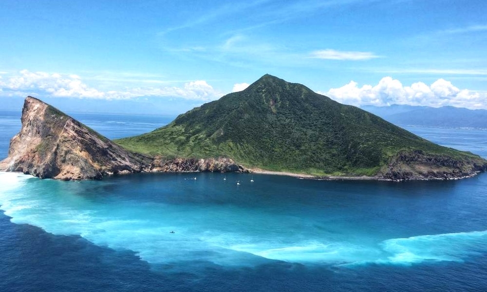 Đảo Quy Sơn hiện lên giữa đại dương như hình dáng một chú rùa khổng lồ