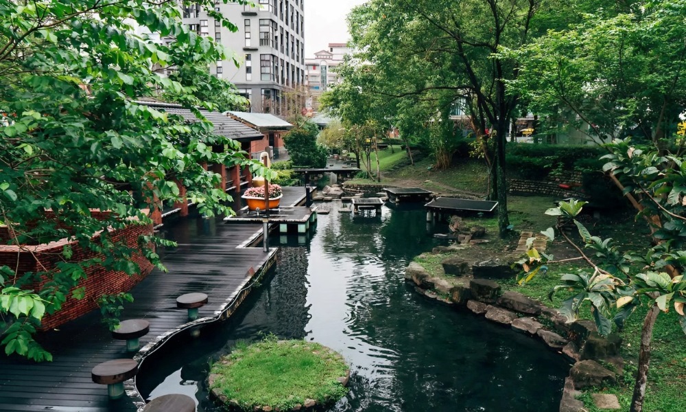 Tiêu Khê là thị trấn nghỉ dưỡng nổi tiếng với hệ thống suối nước nóng tự nhiên giàu khoáng chất