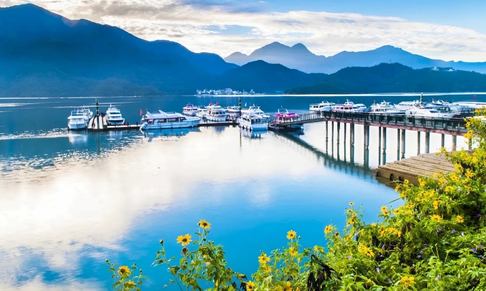 Hồ Nhật Nguyệt nổi tiếng với cảnh sắc độc đáo và văn hóa bản địa đặc trưng giữa lòng Đài Loan