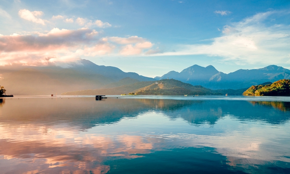 Cảnh sắc Nhật Nguyệt Đàm chuyển mình rõ rệt theo từng mùa trong năm