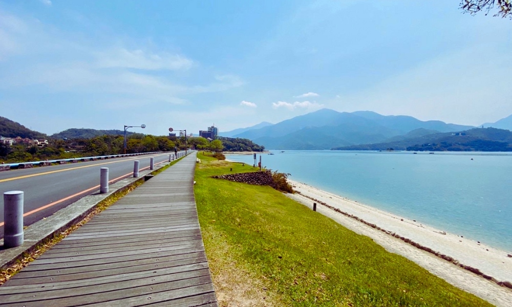 Tản bộ ven hồ, tận hưởng không gian trong lành và khung cảnh thanh bình của Nhật Nguyệt Đàm