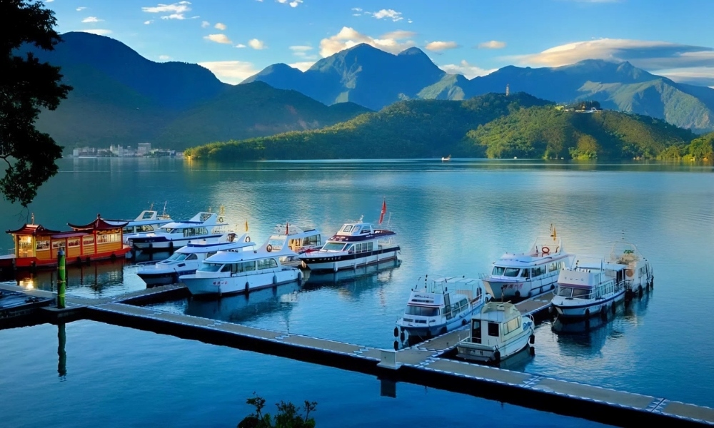 Tận hưởng vẻ đẹp thơ mộng của hồ Nhật Nguyệt từ boong thuyền