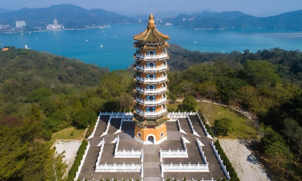 Từ đỉnh Tháp Từ Ân, du khách có thể chiêm ngưỡng toàn bộ vẻ đẹp nên thơ của hồ Nhật Nguyệt