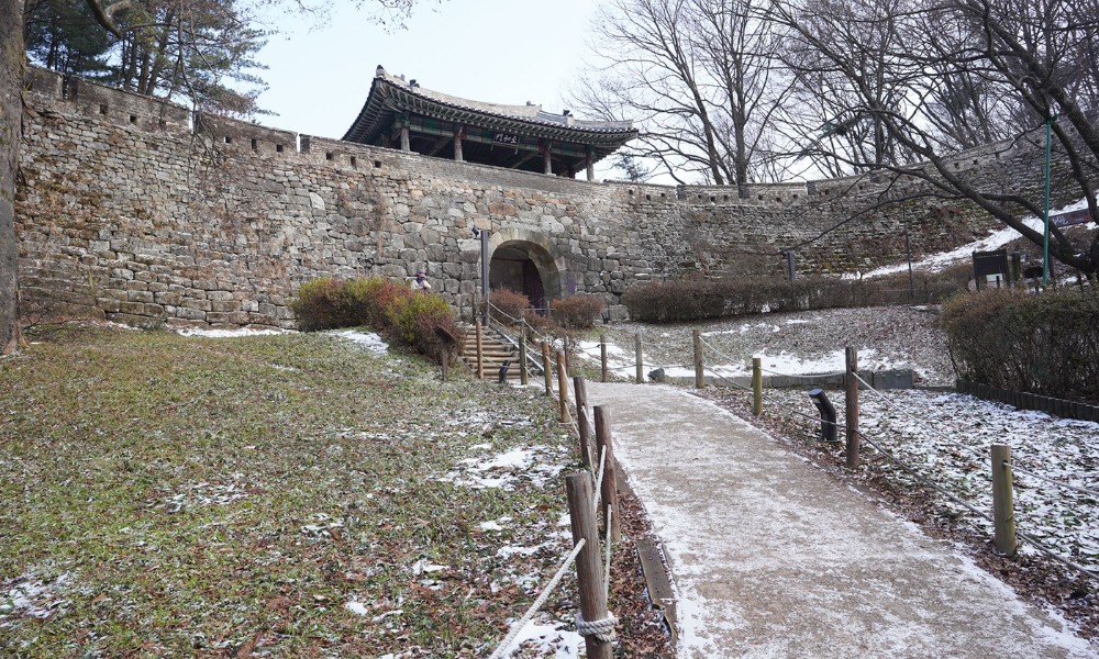 Tường thành kiên cố của Namhansanseong là một kiệt tác kiến trúc quân sự của Hàn Quốc.